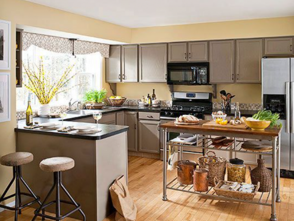 Dapur dengan perpaduan warna lembut dan aksen tanaman hidup